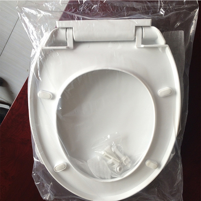 Niedrige Zisterne des Badezimmers einzelne Spültoilette